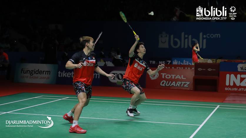 Kevin Sanjaya Sukamuljo/Marcus Fernaldi Gideon (Indonesia) ready to return the shuttlecock.