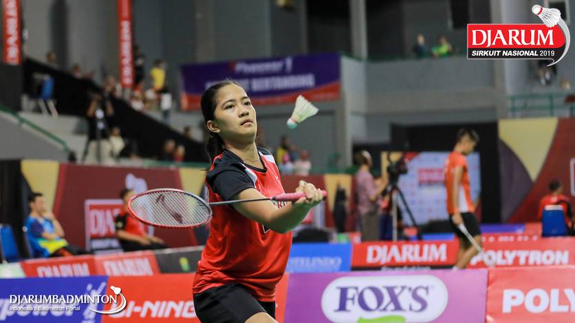 Irdina Naurah Mirza (PB Djarum Kudus) menyambut pengembalian.