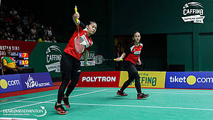 Febriana Dwipuji Kusuma/Indah Cahya Sari Jamil (PB Djarum Kudus) menghadang serangan.