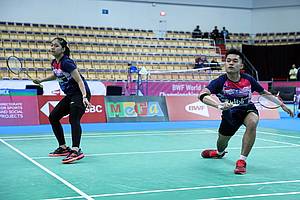 Leo Rolly Carnando/Indah Cahya Sari Jamil (Indonesia) bersiap menyambut pengembalian.