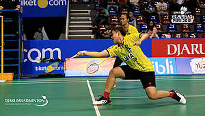 Apriyani Rahayu/Della Destiara Haris (Jaya raya) mengembalikan shuttlecock.