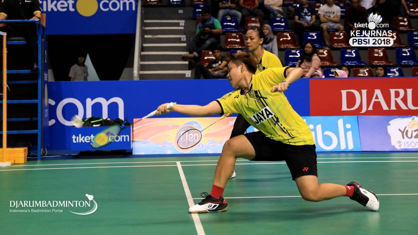 Apriyani Rahayu/Della Destiara Haris (Jaya raya) mengembalikan shuttlecock.