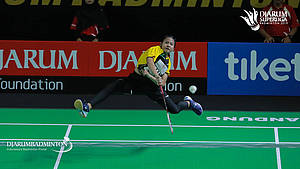 Sri Fatmawati (Jaya Raya) melepaskan serangan.