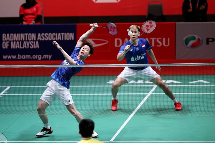 Kevin Sanjaya Sukamuljo/Marcus Fernaldi Gideon (Indonesia) menghadang pengembalian.