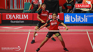 Asghar Herfanda/Sang Ayu Putu Kharisma Maharani (PB Djarum Kudus) melepaskan serangan.