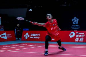 Jonatan Christie (Indonesia) menyambut pengembalian.