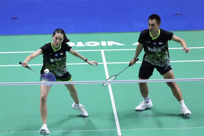 Hafiz Faizal/Gloria Emanuelle Widjaja (Indonesia) mengembalikan shuttelcock.