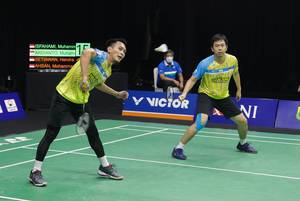 Ganda putra Indonesia nomor dua dunia, Hendra Setiawan/Mohammad Ahsan bersiap menghadang serangan. (Foto: PP PBSI)