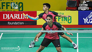 Sabar Karyaman Gutama/Frengky Wijaya Putra (Indonesia) menyambut pengembalian.