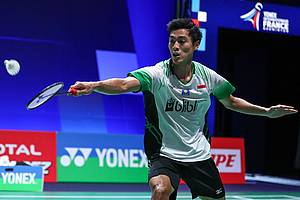 Shesar Hiren Rhustavito (Indonesia) mengembalikan shuttlecock.