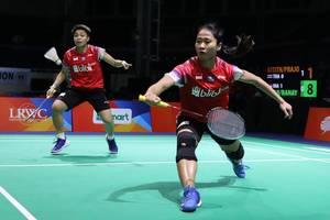 Apriyani Rahayu/Ni Ketut Mahadewi Istarani (Indonesia) menyambut pengembalian.