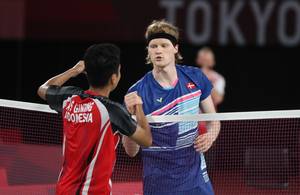 Tunggal putra Denmark, Anders Antonsen (kanan) bersalaman dengan Anthony Sinisuka Ginting usai bertanding. (Foto: BADMINTONPHOTO - Yves Lacroix)