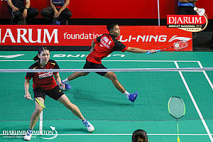 M. Lucky Andres Apriyanda/Helena Ayu Puspitasari (PB Djarum Kudus) mengembalikan shuttlecock.