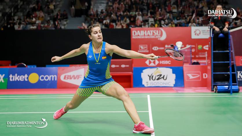 Carolina Marin (Spanyol) mengembalikan shuttlecock.