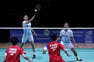 Fajar Alfian/Muhammad Rian Ardianto (Indonesia) mengembalikan shuttlecock.