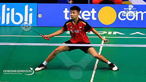 Alberto Alvin Yulianto (Indonesia) bersiap menghadang pengembalian.