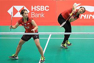 Ribka Sugiarto/Febriana Dwipiji Kusuma mengembalikan shuttlecock.