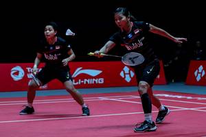 Greysia Polii/Apriyani Rahayu (Indonesia) bersiap menghadang pengembalian.