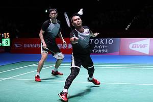 Hendra Setiawan/Mohammad Ahsan (Indonesia) mengembalikan shuttlecock.