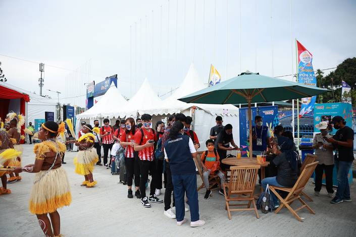 Rombongan atlet bulu tangkis Papua melakukan validasi kartu identitas (PON Papua 2021//Muh.Alwi)