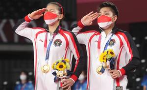 Penghormatan Bendera Merah Putih yang dilakukan ganda putri Indonesia, Greysia Polii/Aproyani Rahayu. (Foto: BADMINTONPHOTO: Yves Lacroix)