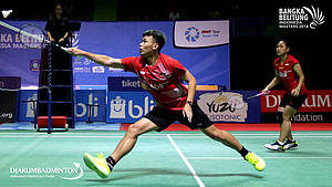 Rinov Rivaldy/Phita Haningtyas Mentari (INA) menyambar pengembalian.