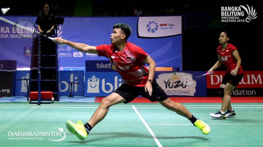 Rinov Rivaldy/Phita Haningtyas Mentari (INA) menyambar pengembalian.