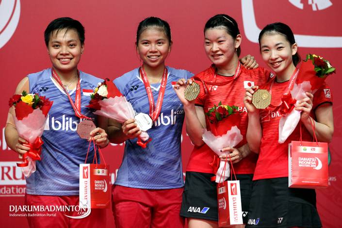 Apriyani Rahayu, Greysia Polii, Ayaka Takahashi dan Misaki Matsutomo berfoto di podium juara.