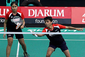 Asghar Herfanda/Sang Ayu Putu Kharisma Maharani (PB Djarum Kudus) menyambut pengembalian.