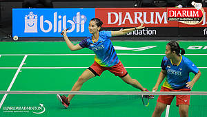 Jesita Putri Miantoro/Silvia Ratih (PB Exist) bersiap menyambut pengembalian.