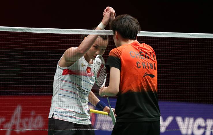Tunggal putri Taiwan, Tai Tzu Ying (kiri) bersalaman dengan Chen Yu Fei (Tiongkok) usai bertanding. (Foto: BADMINTONPHOTO - Mark Phelan)