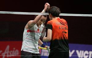 Tunggal putri Taiwan, Tai Tzu Ying (kiri) bersalaman dengan Chen Yu Fei (Tiongkok) usai bertanding. (Foto: BADMINTONPHOTO - Mark Phelan)