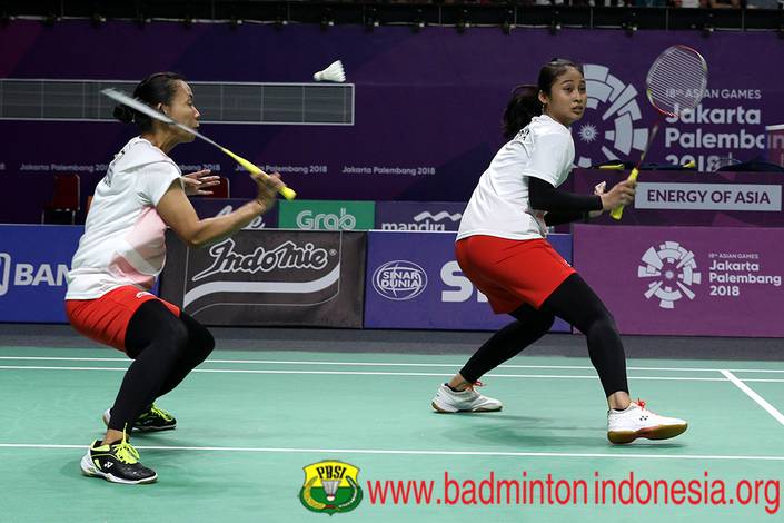 Rizki Amelia Pradipta/Della Destiara Haris bersiap menghadang serangan.