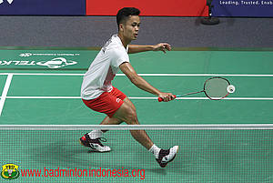 Anthony Sinisuka Ginting mengembalikan shuttlecock.