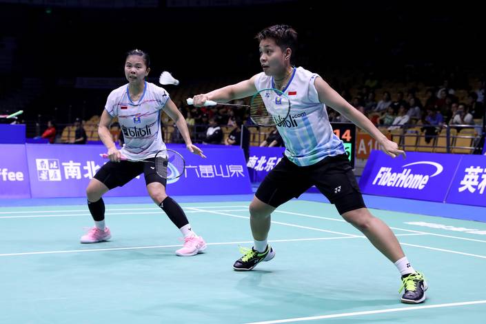 Greysia Polii/Apriyani Rahayu (Indonesia) bersiap menghadang serangan.