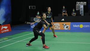 Febby Valencia Dwijayanti Gani/Yulfira Barkah (tim Garuda) bersiap menghadang pengembalian.