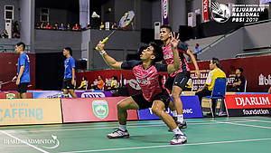 Frengky Wijaya Putra/Sabar Karyaman Gutama (DKI Jakarta) bersiap menghadang pengembalian.