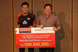 Mohammad Ahsan (kiri) menerima hadiah langsung dari President Director Djarum Foundation, Victor Hartono.