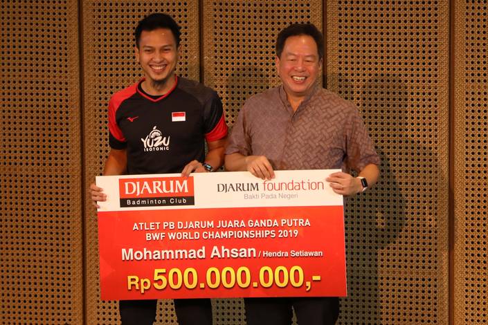 Mohammad Ahsan (kiri) menerima hadiah langsung dari President Director Djarum Foundation, Victor Hartono.