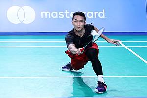 Jonatan Christie (Indonesia) menghadang serangan.