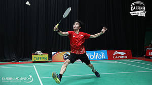 Darrion Ng (SBA Singapura) bersiap menyambut pengembalian.