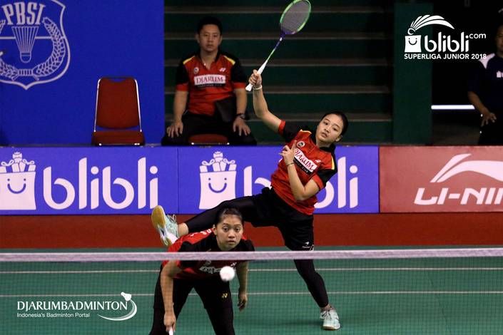 Indah Cahya Sari Jamil/Sintia Dewi Yuliani (PB Djarum Kudus) mengembalikan shuttlecock.