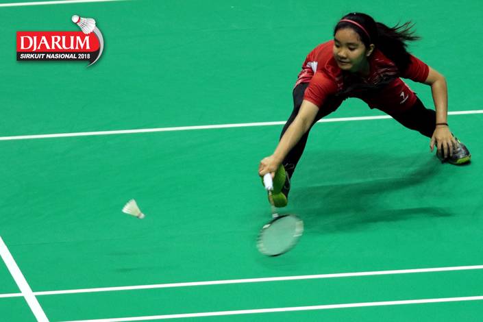 Titifany Illahi (PB Fifa) berusaha menggapai pengembalian.