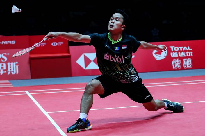 Anthony Sinisuka Ginting (Indonesia) mengembalikan shuttlecock.