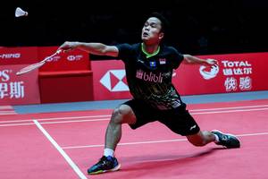 Anthony Sinisuka Ginting (Indonesia) mengembalikan shuttlecock.