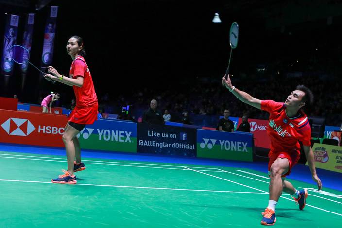Hafiz Faizal/Gloria Emanuelle Widjaja (Indonesia) mengembalikan shuttlecock.