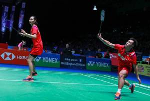 Hafiz Faizal/Gloria Emanuelle Widjaja (Indonesia) mengembalikan shuttlecock.