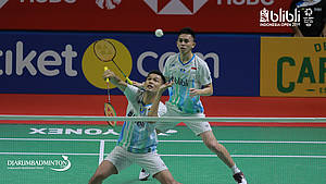 Fajar Alfian/Muhammad Rian Ardianto (Indonesia) mengembalikan shuttlecock.