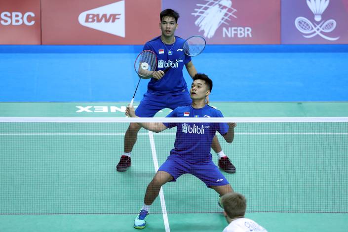 Leo Rolly Carnando/Daniel Marthin (Indonesia) mengembalikan shuttlecock.