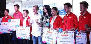 Kevin Sanjaya Sukamuljo, Marcus Fernaldi Gideon, Greysia Polii, Apriyani Rahayu, Tontowi Ahmad dan Liliyana Natsir menerima bonus dari Bank BRI.